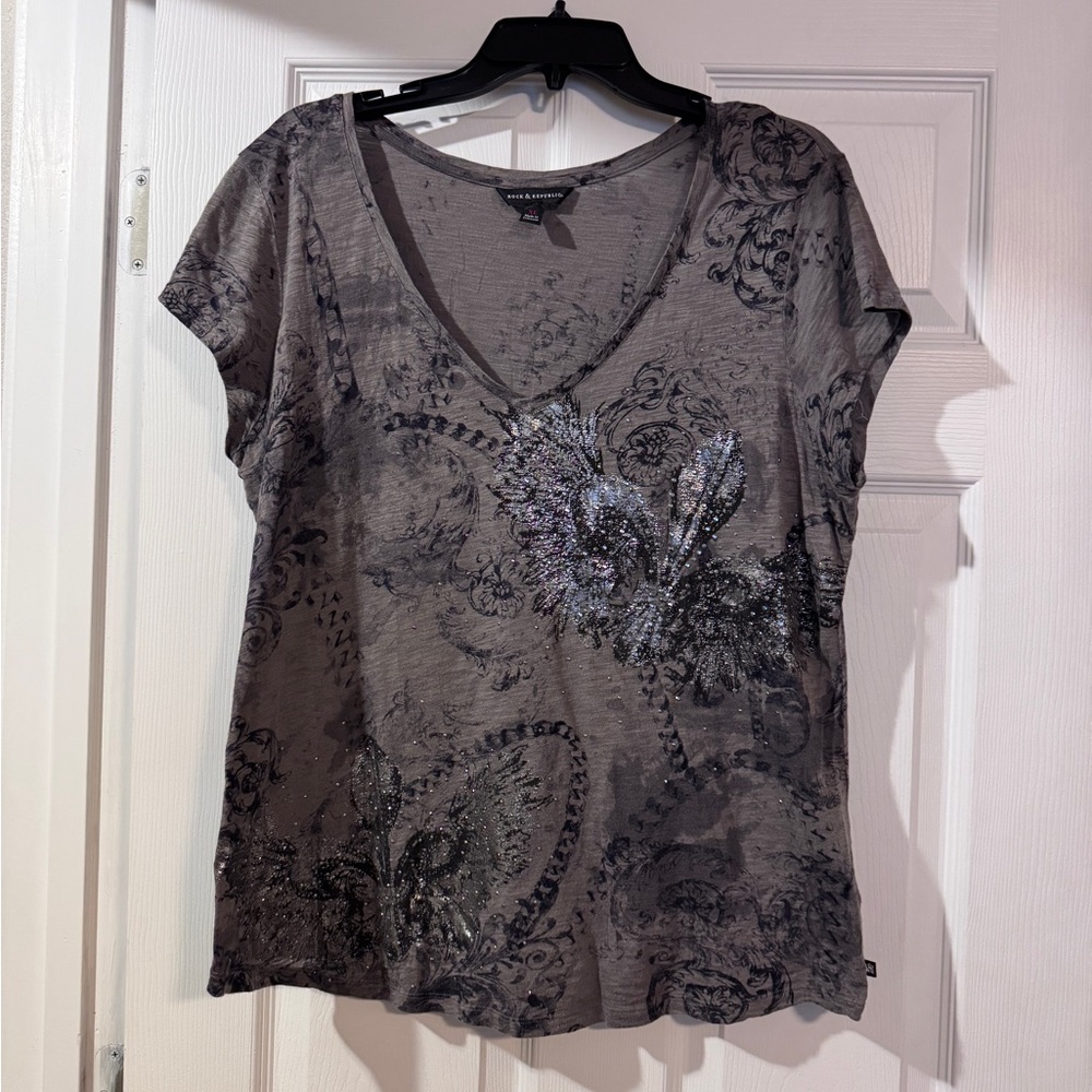 Rock & Republic Gray Short Sleeve V-Neck Tee with Metallic Floral Detail